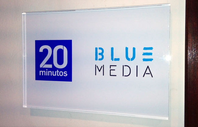 Blue Media es una empresa de medios impresos, esta placa de fachada pared pertenece al diario 20 minutos de publicación valenciana. 